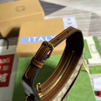 Gucci 726843 Mini taška ve tvaru půlměsíce s propleteným G Hnědá