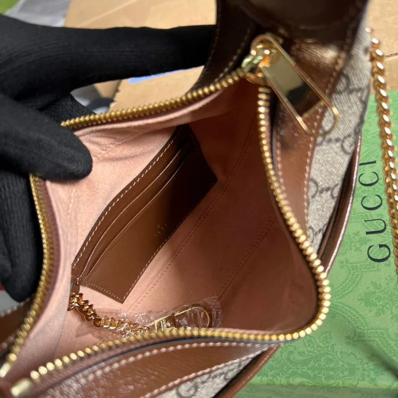Gucci 726843 Mini taška ve tvaru půlměsíce s propleteným G Hnědá