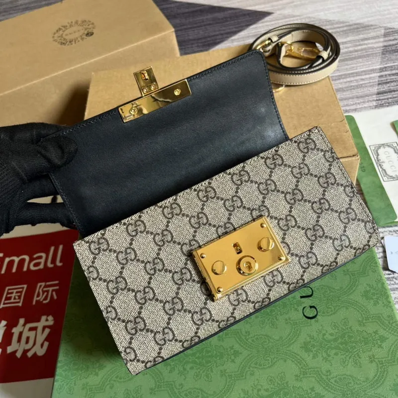 Gucci 735103 Mini ramenní taška s zámkem Černá
