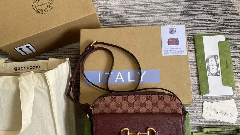 Gucci Horsebit 1955 — Malá kabelka přes rameno (vínově červená) s ikonickým Horsebitem