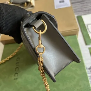 Gucci 724499 GG Matelassé Malá taška s horním uchopem Šedá