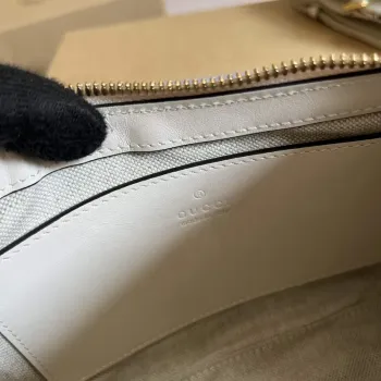Gucci 735049 GG Matelassé Kabelka Bílá