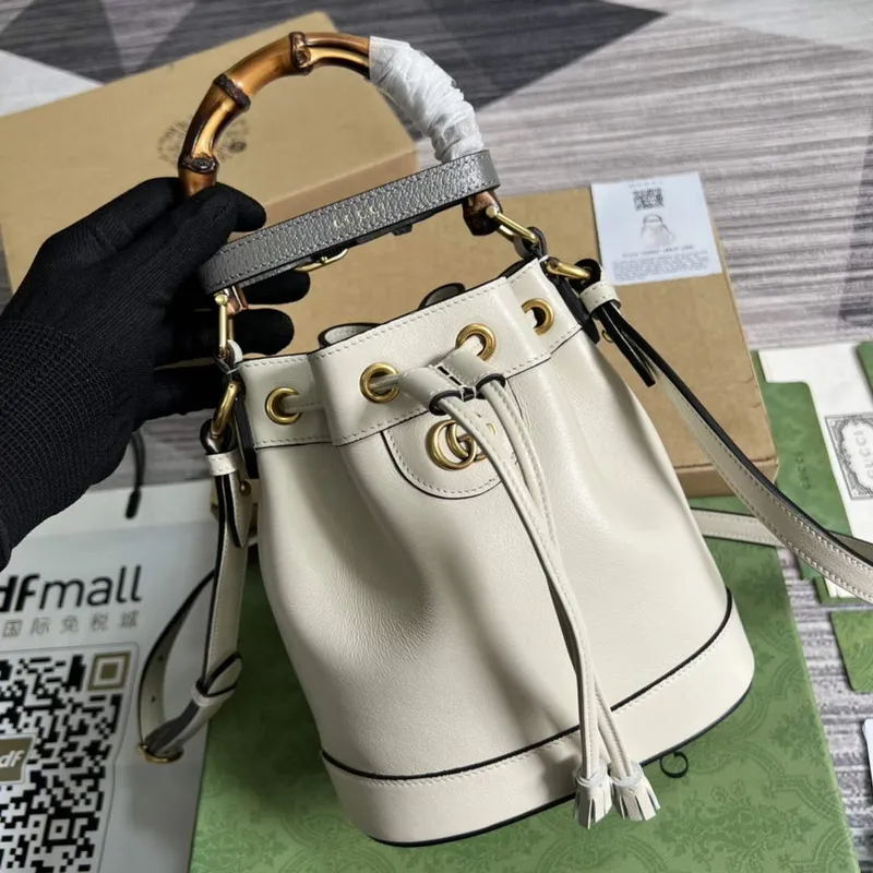 Gucci 724667 Diana Mini Bucket Bag Bílá