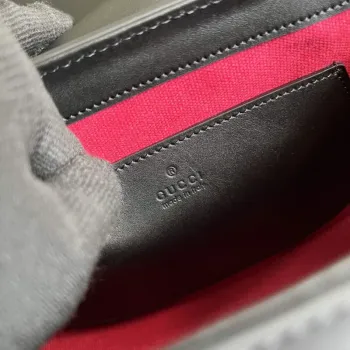 Gucci 679540 Kožená kabelka přes rameno s potiskem loga Černá