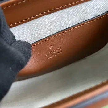 Gucci 675923 embosovaná kožená ramenní taška UD0FT Hnědá