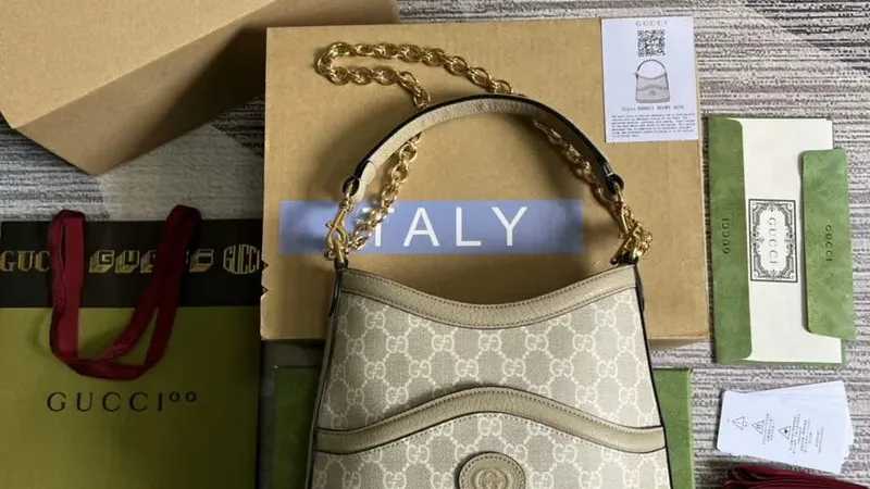 Gucci 696011: Velká kabelka přes rameno s propleteným G v odstínu Ovesná