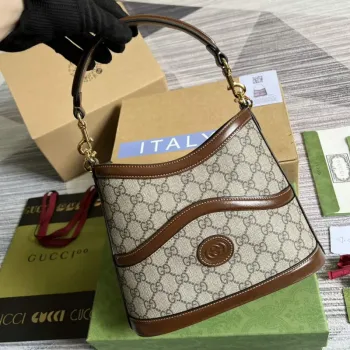 Gucci 696011 Velká kabelka přes rameno s propleteným G Hnědá