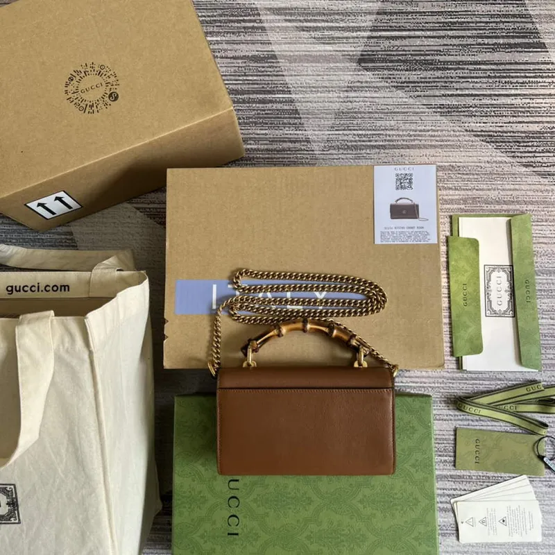 Gucci 675795 Gucci Diana mini kabelka přes rameno Hnědá