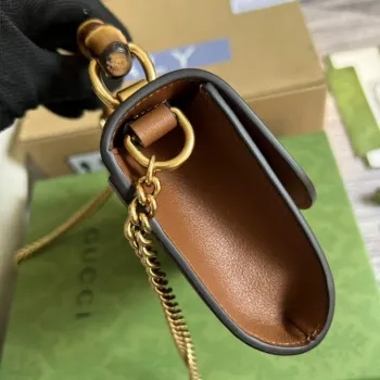 Gucci 675795 Gucci Diana mini kabelka přes rameno Hnědá