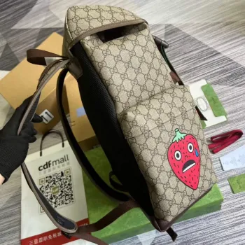 Gucci 690999 batoh na skateboard s potiskem kočky Gucci