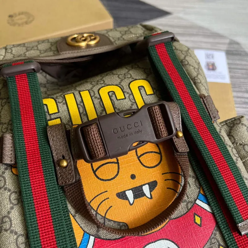 Gucci 690999 batoh na skateboard s potiskem kočky Gucci