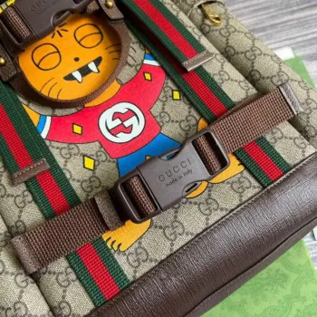 Gucci 690999 batoh na skateboard s potiskem kočky Gucci