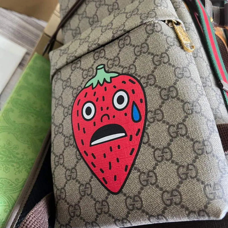 Gucci 690999 batoh na skateboard s potiskem kočky Gucci