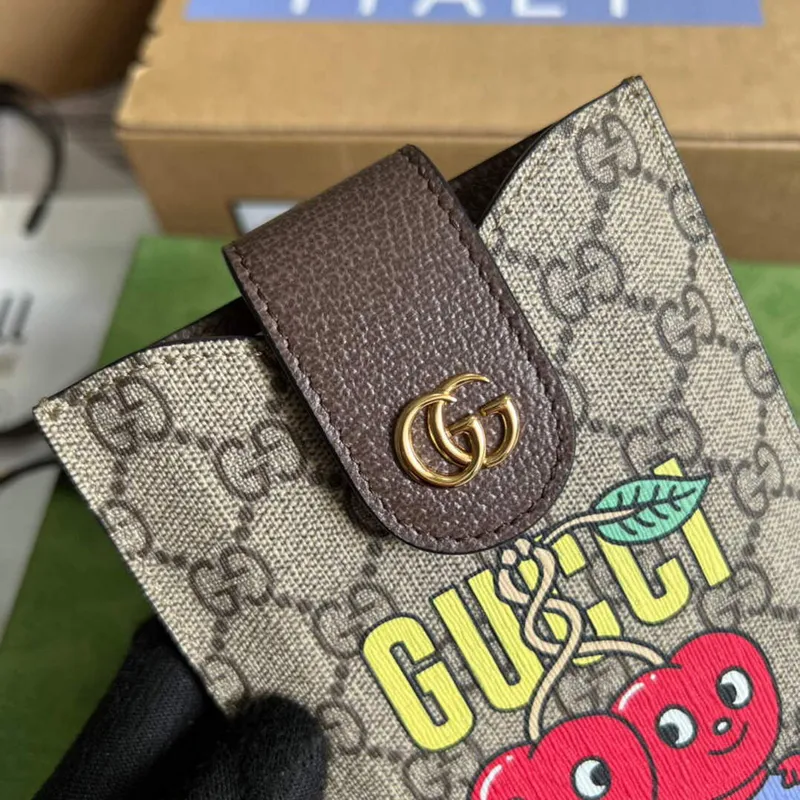 Gucci 700732 Gucci pouzdro na telefon s potiskem třešní Hnědé