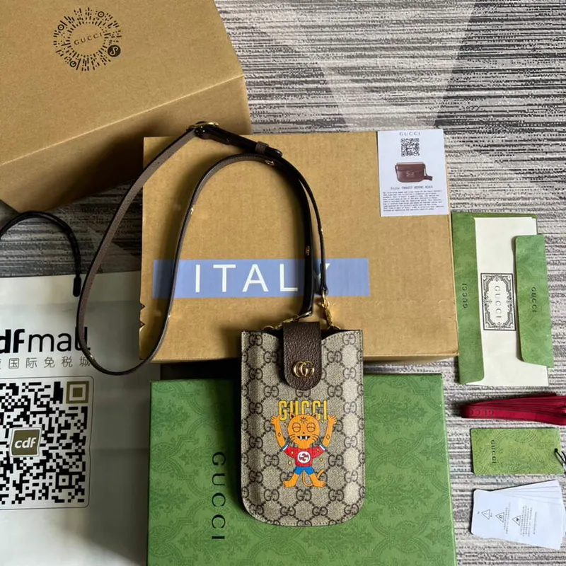 Gucci 700732 Pouzdro na telefon s potiskem kočky hnědé