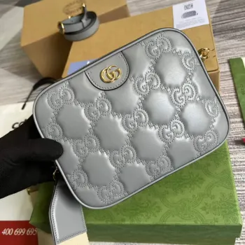 Gucci 702234 GG Matelassé kožená kabelka přes rameno v prachově šedé barvě