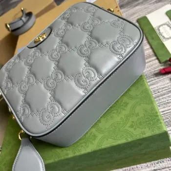 Gucci 702234 GG Matelassé kožená kabelka přes rameno v prachově šedé barvě