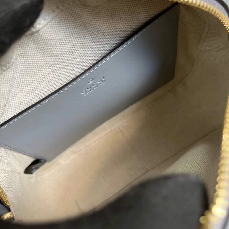 Gucci 702234 GG Matelassé kožená kabelka přes rameno v prachově šedé barvě