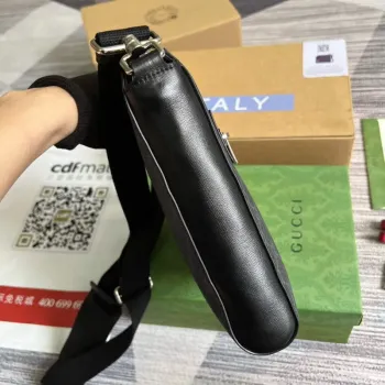 Gucci 681021 GG Supreme messenger bag Černá