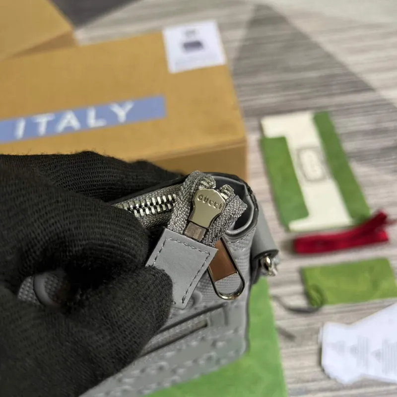 Gucci 406410 GG embosovaná malá messenger taška Šedá