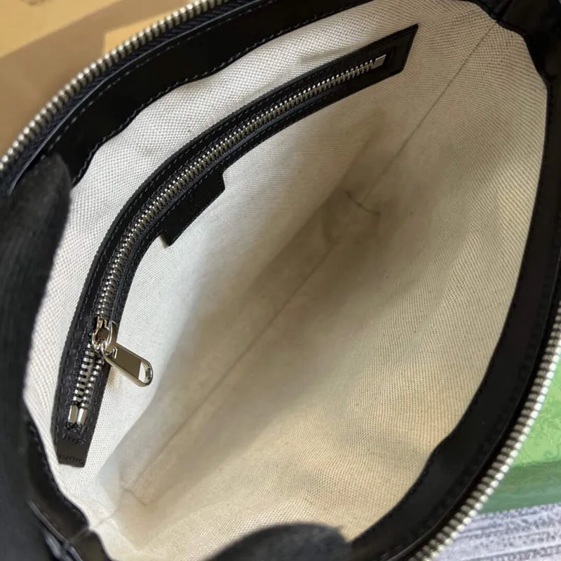 Gucci 406410 GG embosovaná malá messenger taška černá