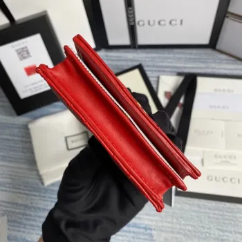 Gucci 466492 GG Marmont pouzdro na karty v červené barvě