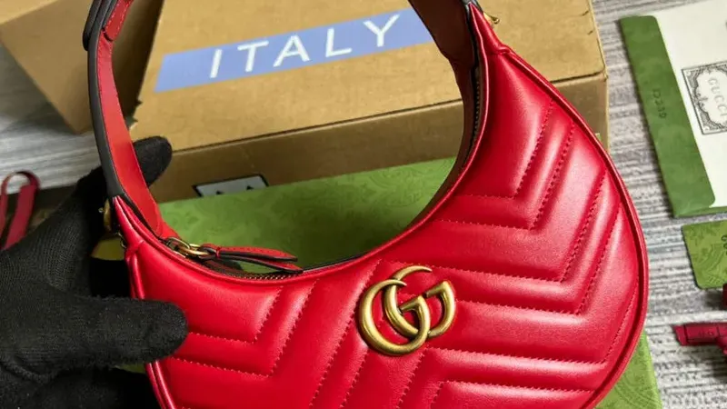 Gucci 699514 GG Marmont mini taška — červená půlměsíční elegance