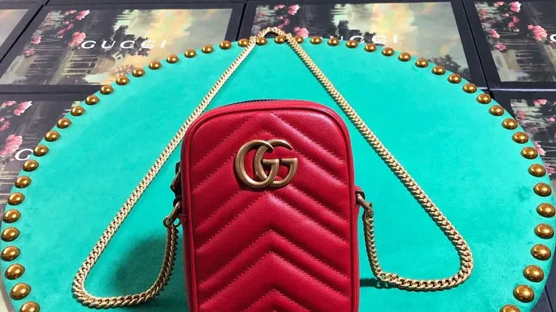 Gucci 598597 GG Marmont Mini Taška — Timeless Luxury in Matelassé Leather