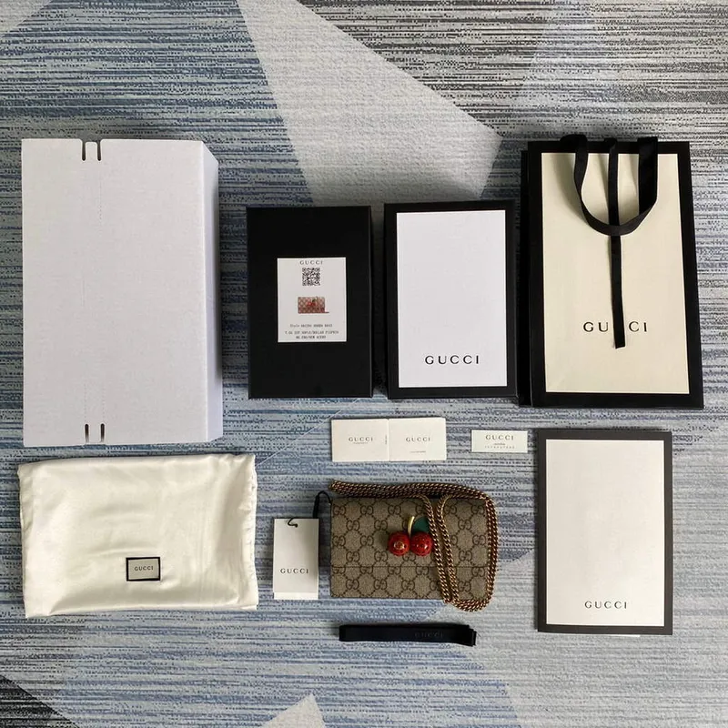 Gucci 481291 GG Supreme mini taška s třešněmi červená