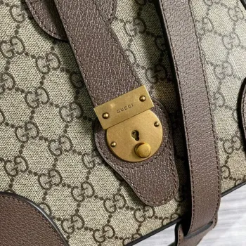 Gucci 645021 GG Duffle Bag s webovým koženým hnědým.