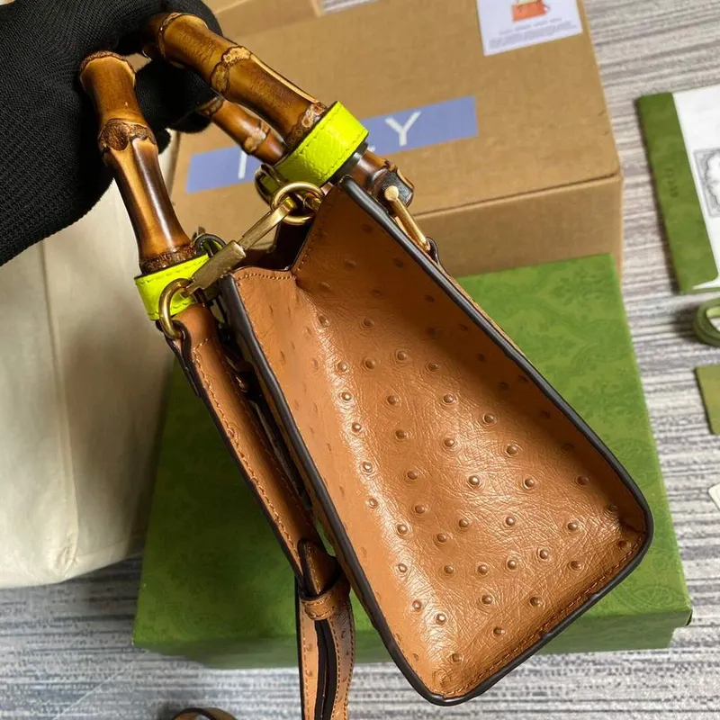 Gucci Diana Mini Tote Bag Pštrosí kůže Kabelka s horním uchopem Gucci 655661 Hnědá