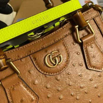 Gucci Diana Mini Tote Bag Pštrosí kůže Kabelka s horním uchopem Gucci 655661 Hnědá