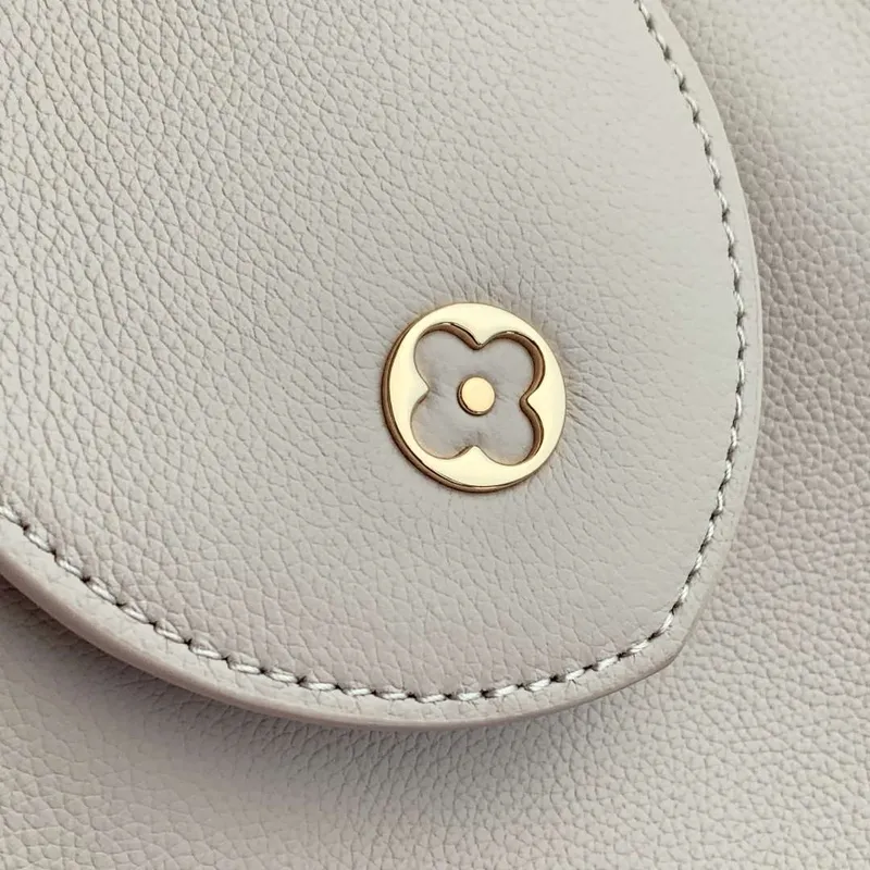 LV M12929 Louis Vuitton Capucines MM Souple Taška Greige