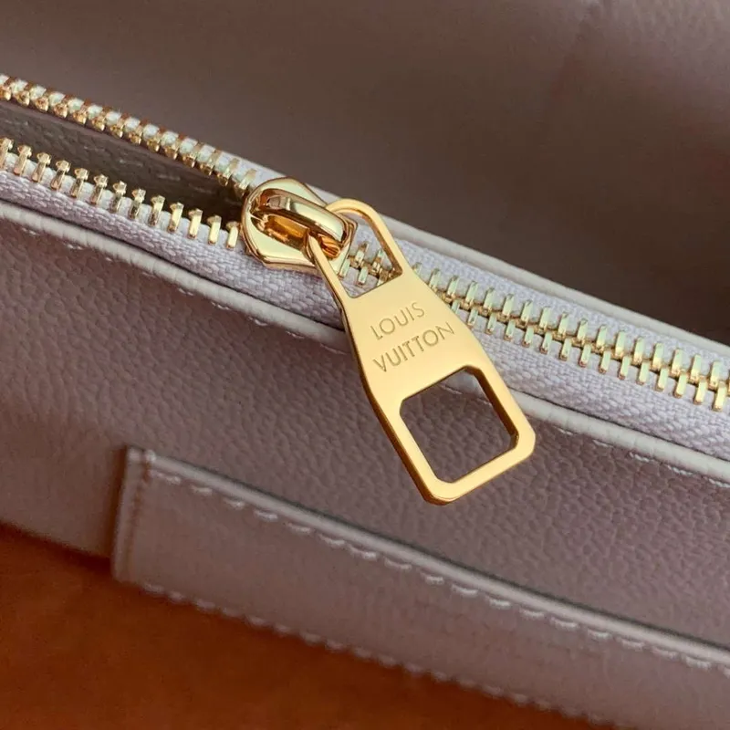 LV M12929 Louis Vuitton Capucines MM Souple Taška Greige