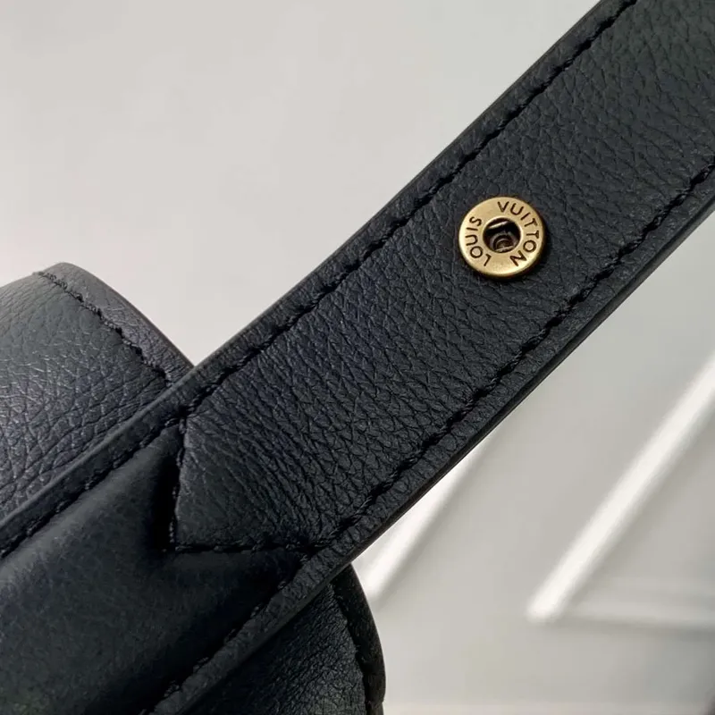 LV M13148 Louis Vuitton Taška přes rameno Low Key Černá