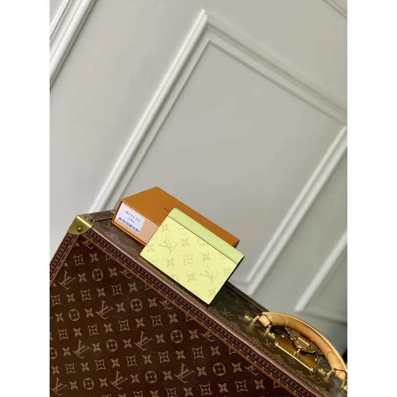 LV M14115 Louis Vuitton Obal na pas Taigarama citronově žlutý