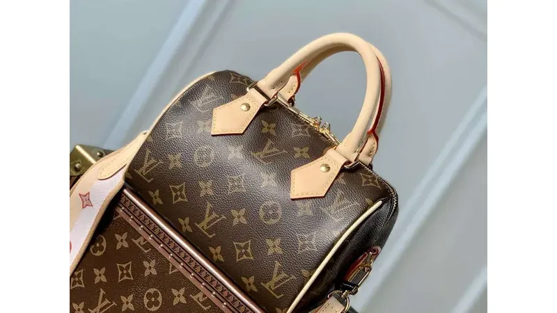 Louis Vuitton Bandoulière 20 M46594 Monogram Růžová — kompaktní luxus s ikonickým dědictvím