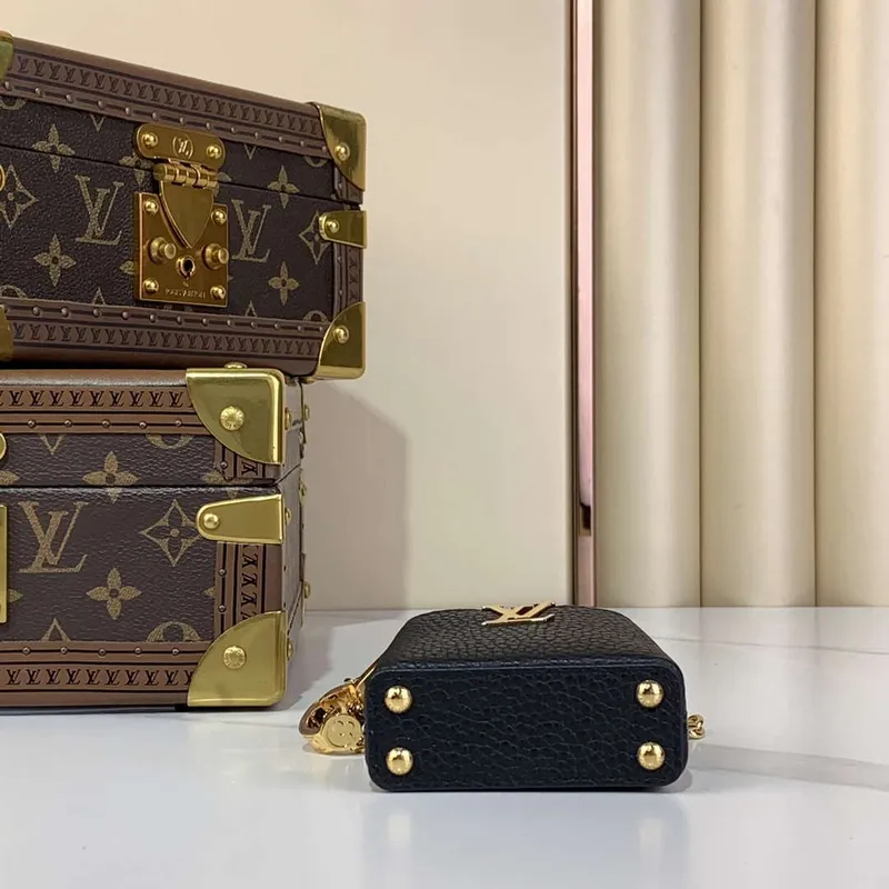 LV M02132 Louis Vuitton Capucines Micro Taška Černá