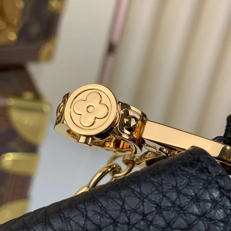 LV M02132 Louis Vuitton Capucines Micro Taška Černá