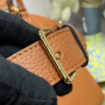 LV M22925 Louis Vuitton Lock It MM Taška Zlatá