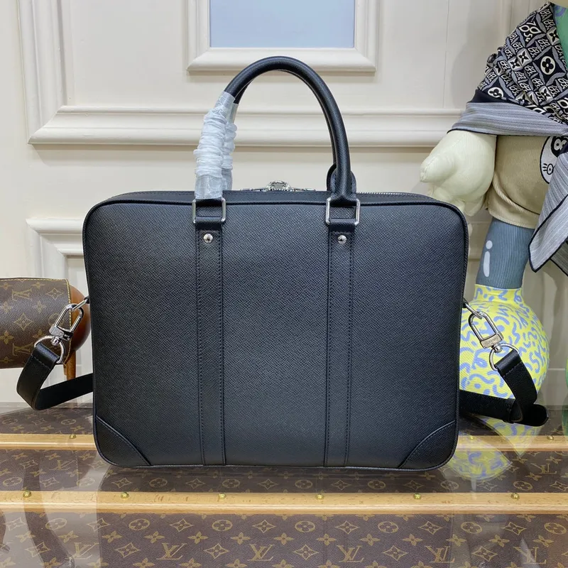 LV M30925 Louis Vuitton Porte Documents Voyage PM Černá