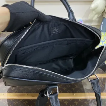 LV M30925 Louis Vuitton Porte Documents Voyage PM Černá