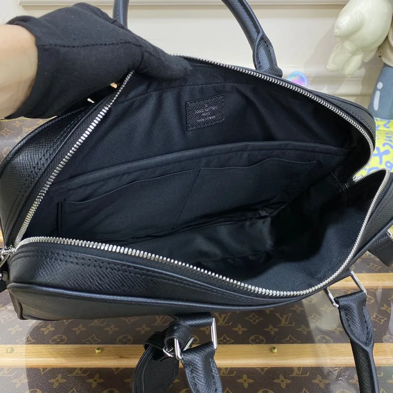 LV M30925 Louis Vuitton Porte Documents Voyage PM Černá