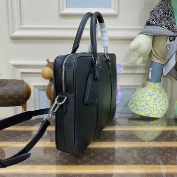 LV M30925 Louis Vuitton Porte Documents Voyage PM Černá