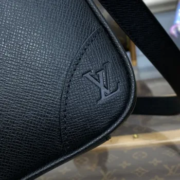 LV M30925 Louis Vuitton Porte Documents Voyage PM Černá