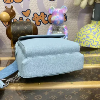 LV M23765 Louis Vuitton Pilot Slingbag Světle modrá