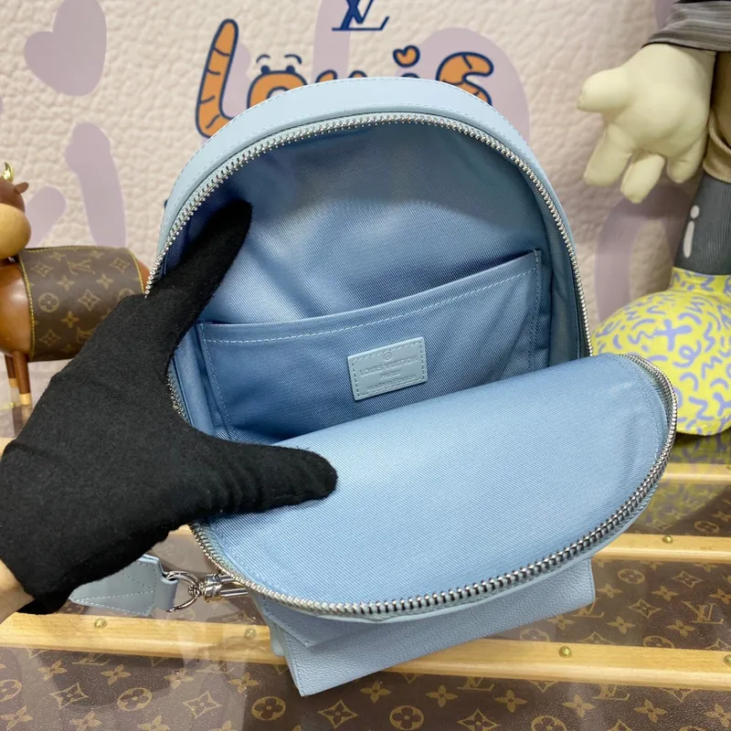 LV M23765 Louis Vuitton Pilot Slingbag Světle modrá