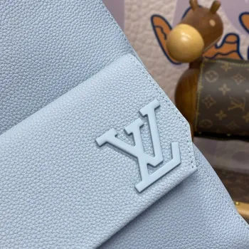 LV M23765 Louis Vuitton Pilot Slingbag Světle modrá