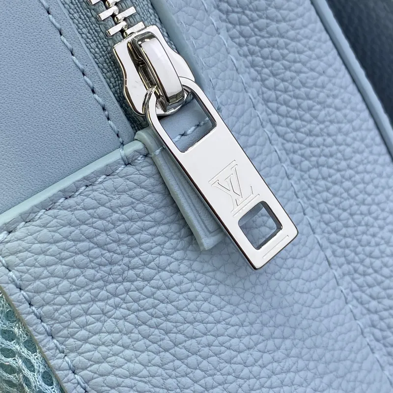 LV M23765 Louis Vuitton Pilot Slingbag Světle modrá