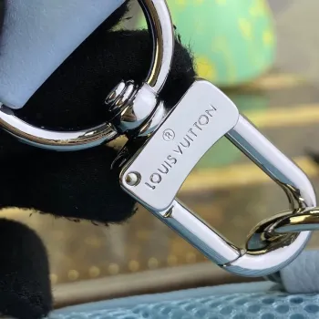 LV M23765 Louis Vuitton Pilot Slingbag Světle modrá